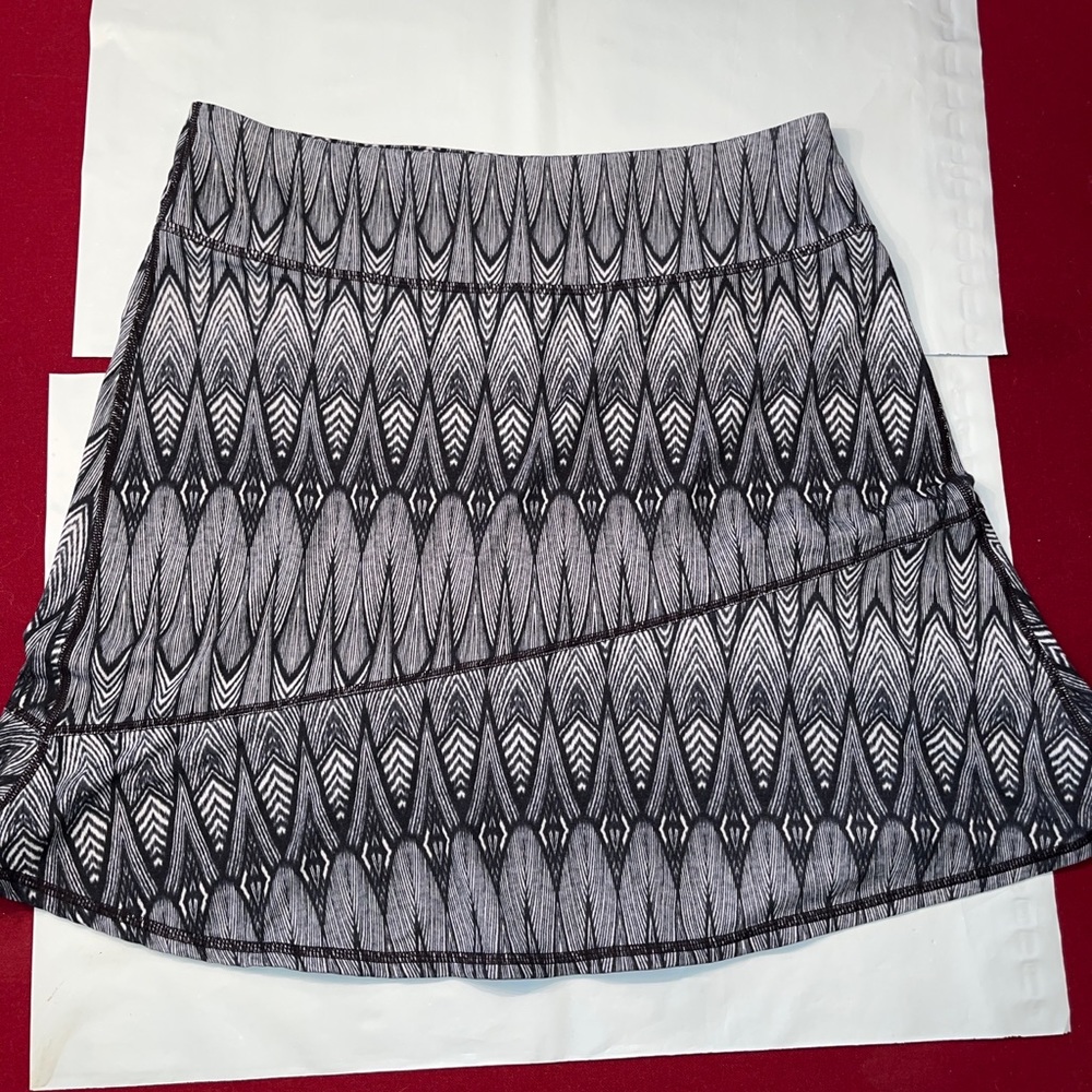 Prana gray black geometric short skirt KNIT flared athletic, NO POCKETS Small S